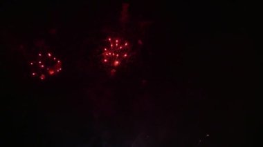 Geceleri renkli havai fişek