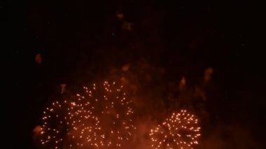 Şehirde renkli havai fişekler