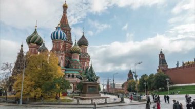 Turist selfies, Aziz Basil Katedrali kırmızı kare üzerinde arka plan yapmak