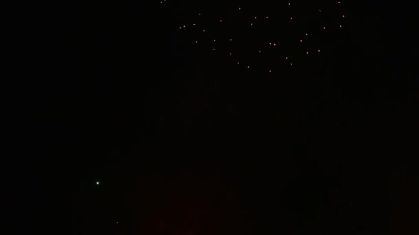 Espectáculo de fuegos artificiales por la noche — Vídeo de stock