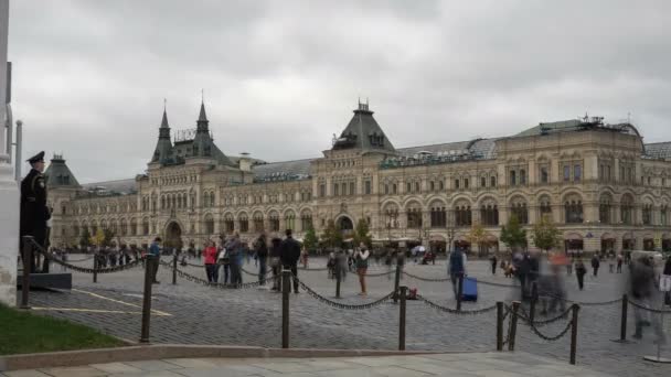 Sporo turystów zrobić zdjęcia na placu Czerwonym w Moskwie — Wideo stockowe