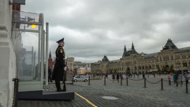 Часовой караул на Красной площади в Москве — стоковое видео