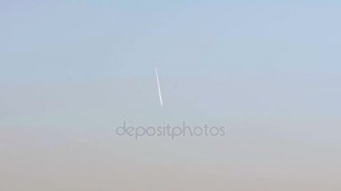 Gökyüzünde bir uçak