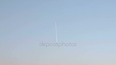 Bir uçak gökyüzünde izi