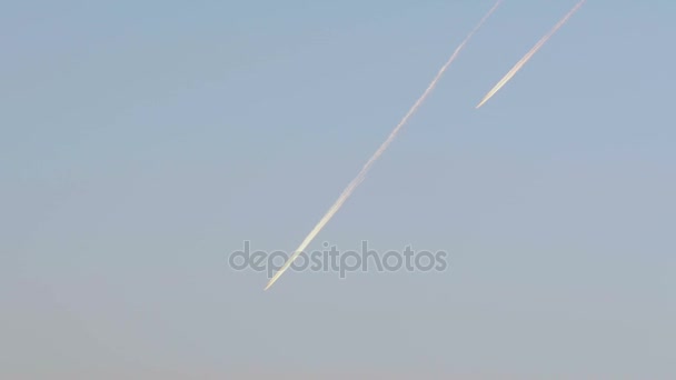 Dos aviones en el cielo nocturno — Vídeos de Stock