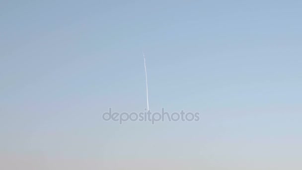 A nyomvonal egy repülőgép az égen — Stock videók