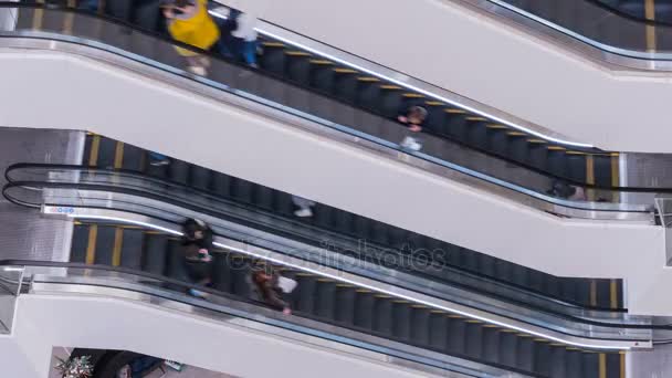 Escalator in the shopping center — Stock Video