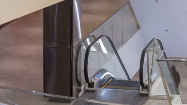 Escada rolante no centro comercial — Vídeo de Stock