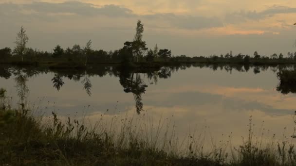 Роздуми про озеро. Осінній захід сонця. Плавний ляльковий постріл — стокове відео