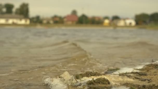 Onde sulla spiaggia della città. Colpo di rallentamento 96 fps — Video Stock