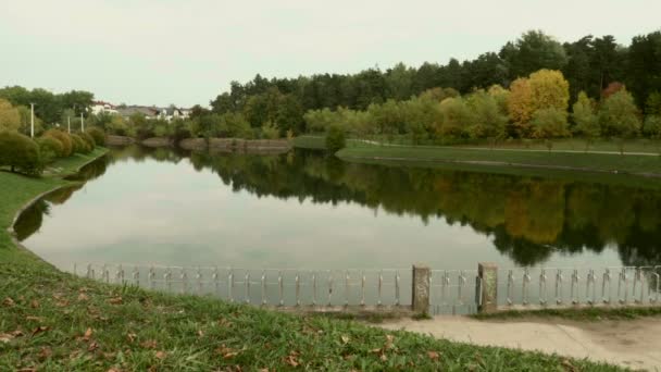 Lac dans la ville. Le jour d'automne. Poupée lisse tourné 