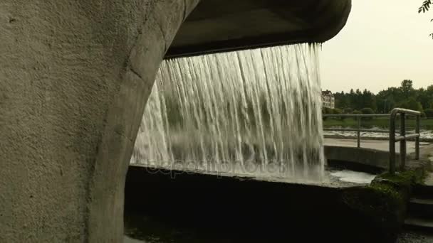 Pequeña cascada en la ciudad. Día de otoño. Suave dolly tiro — Vídeos de Stock