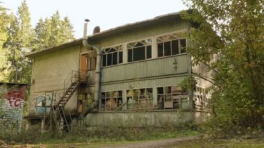 Issız ev ormanın içinde. Sonbahar gündüz. Pürüzsüz dolly vurdu