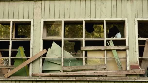 Pared y ventanas de la casa abandonada. Día de otoño. Suave dolly tiro — Vídeos de Stock