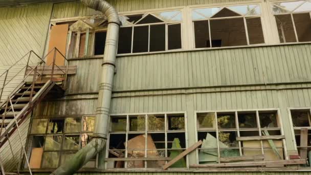 Terk edilmiş fabrikası duvarına. Sonbahar gündüz. Pürüzsüz dolly vurdu — Stok video