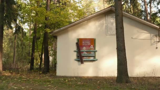 Puesto de primeros auxilios ruso abandonado en el campamento de niños. Día de otoño. Suave dolly tiro — Vídeo de stock