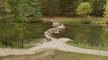 Geçit Nehri. Sonbahar gündüz. Pürüzsüz dolly vurdu