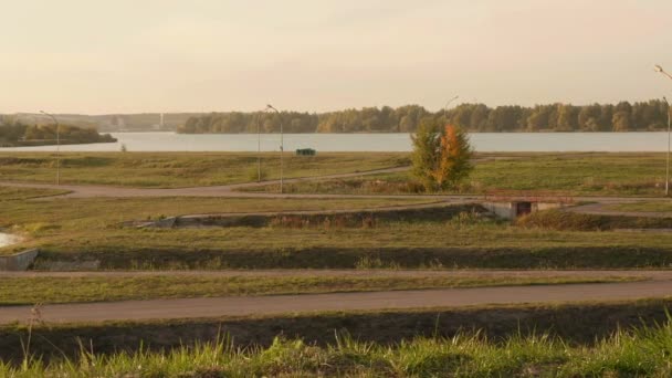 Rivier in het stadspark. Herfst overdag. Soepele dolly schot — Stockvideo