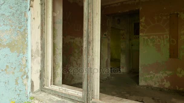 Vitre cassée dans la maison abandonnée. Lisse et lent tir de poupée 