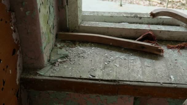 Alféizar de ventana en la casa abandonada. Tiro de muñeca suave y lento — Vídeos de Stock