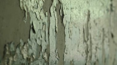 Terk edilmiş fabrikası kırık duvarda. Yumuşak ve yavaş dolly vurdu