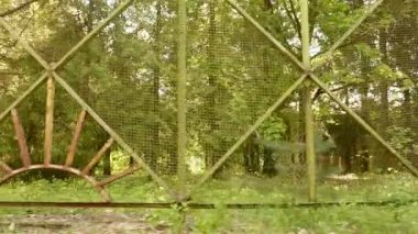 Çit çocuklar kamp terkedilmiş. Düzgün ve sürekli cam atış yavaş