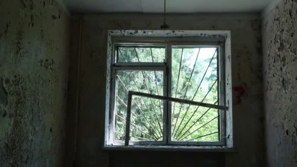 Ventana en la casa desierta. Tiro de muñeca suave y lento — Vídeo de stock