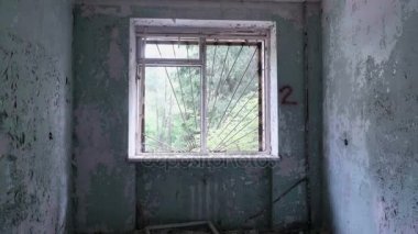Issız evin penceresinde. Yumuşak ve yavaş dolly vurdu