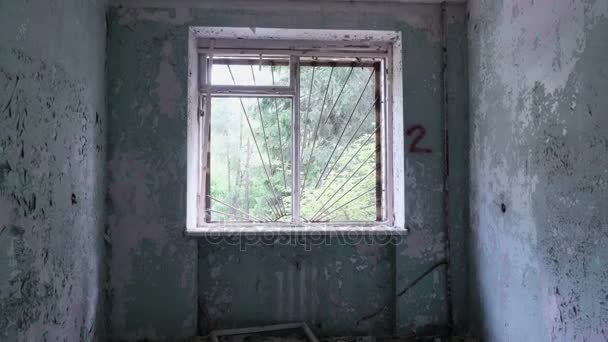 Fenêtre dans la maison déserte. Lisse et lent tir de poupée — Video