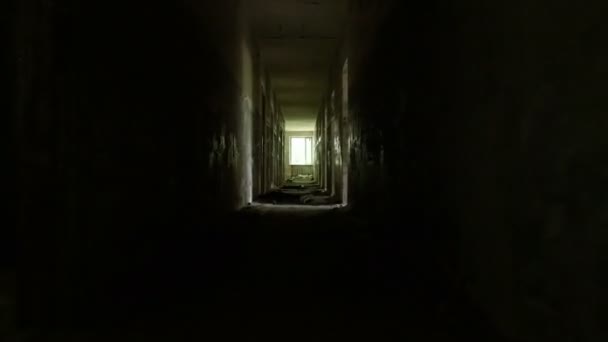 Couloir dans la maison abandonnée. Lisse et rapide coup de came stable 