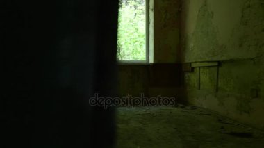 Terkedilmiş fabrikada. Yumuşak ve yavaş dolly vurdu