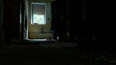 Kazan dairesinde terk edilmiş fabrikası. Yumuşak ve yavaş vinç cam vurdu