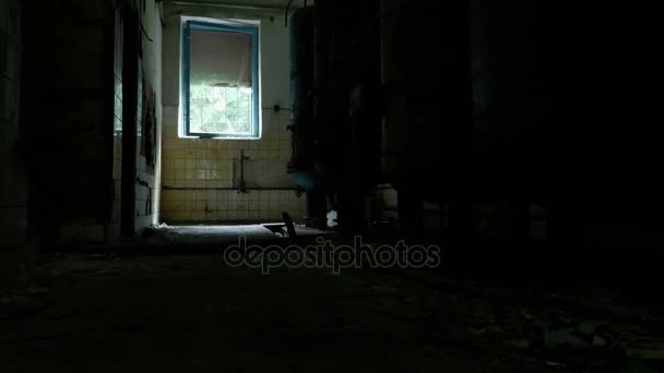 Chaudronnerie dans l'usine abandonnée. Lisse et lent grue cam shot — Video