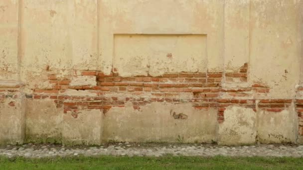 Mur de briques de béton de l'ancien château. Le jour d'automne. Poupée lisse tourné 
