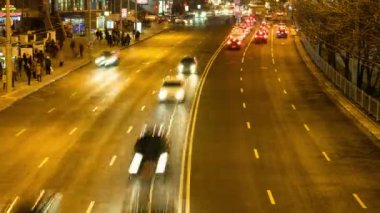 Minsk, Beyaz Rusya - 11 Aralık 2015: gece şehir otomobillerde akışının
