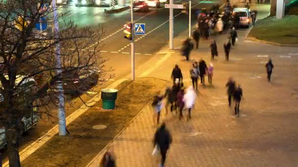 Μινσκ, Λευκορωσία - 11 Δεκεμβρίου 2015: πλήθος στην πόλη το βράδυ — Αρχείο Βίντεο