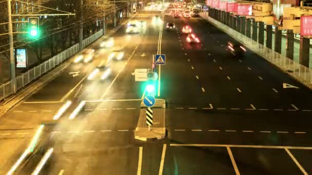 Minsk, Weißrussland - 11. Dezember 2015: Autoverkehr in der nächtlichen Stadt — Stockvideo