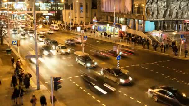 MINSK, BELARUS - 11 DE DICIEMBRE DE 2015: Corriente de coches a través del paso peatonal en el centro de la ciudad . — Vídeos de Stock