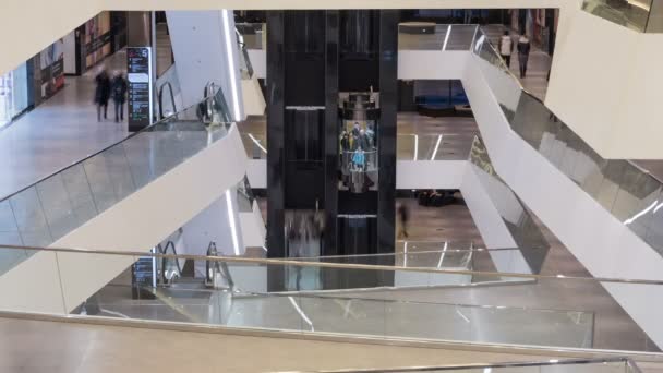 새로운 쇼핑 센터에서 민스크, 벨로루시-12 월 28 일, 2016: 엘리베이터 — 비디오