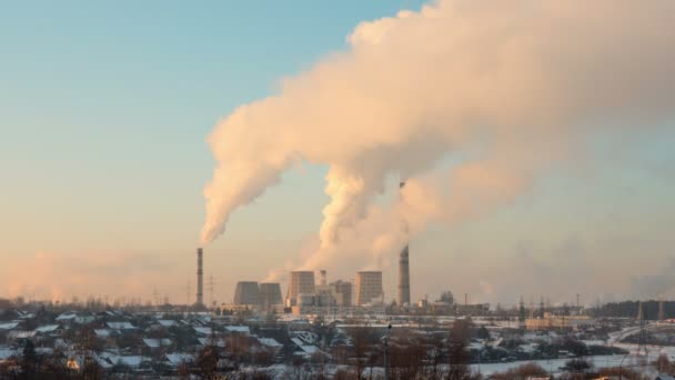 Elektrownia cieplna. Timelapse strzał w godzinach wieczornych — Wideo stockowe