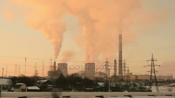 Puesta de sol sobre la central térmica. Tiro ancho en tiempo real — Vídeos de Stock