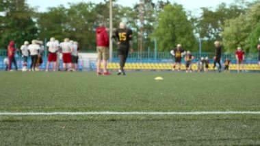 Amerikan futbolu. Eğitim, çalıştıran, oynuyor. Düzgün ve yavaşça kaymak vurdu