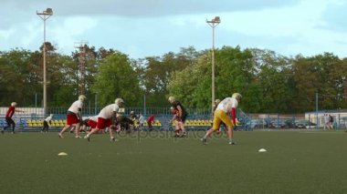 Minsk, Beyaz Rusya - 26 Mayıs 2016: Amerikan futbolunda saldırı