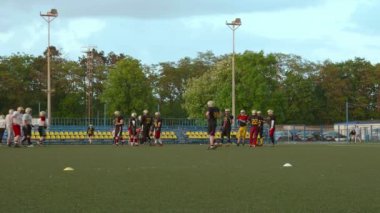 Minsk, Beyaz Rusya - 26 Mayıs 2016: Amerikan futbolu eğitim. Saldırı için hazırlık