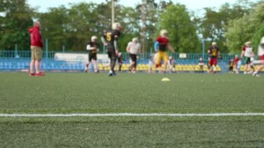 Amerikan futbolu. Eğitim, koşu, oynama