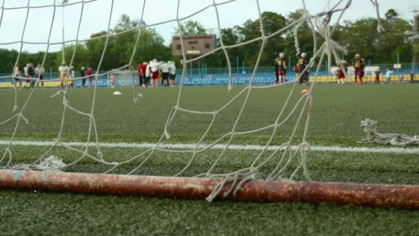 Fußballtore und American Football. glatter und langsamer Schiebereglerschuss — Stockvideo