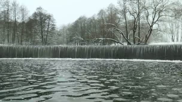 Cascada en el parque de invierno. Estabilizador de cardán profesional usado — Vídeos de Stock