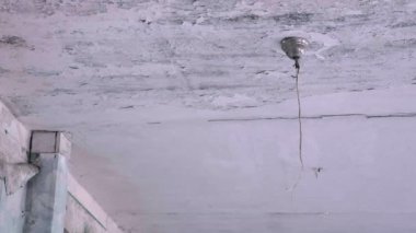 Ampulleri terkedilmiş fabrikada gelen tel. Yumuşak ve yavaş dolly vurdu