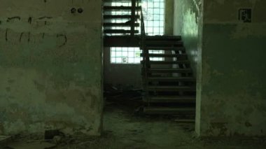 Terk edilmiş fabrikası merdivenlerde. Yumuşak ve yavaş dolly vurdu