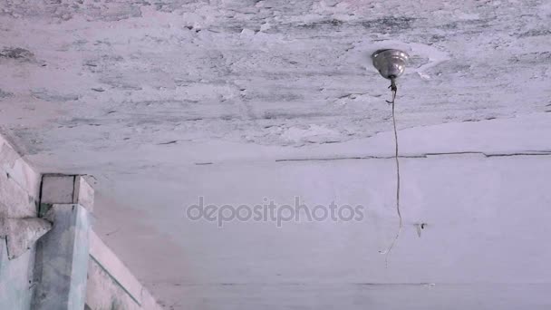 Fios das lâmpadas da fábrica abandonada. Suave e lenta dolly shot — Vídeo de Stock